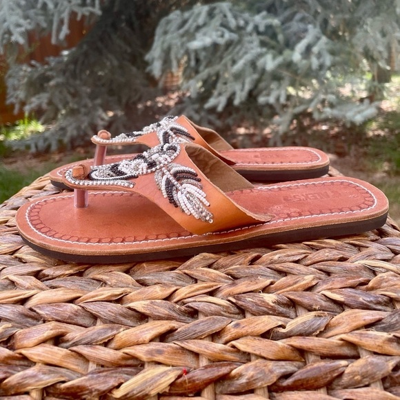 NEW African Maasai Handmade Black & White Beaded Tan Leather Toe Post Sandals - Picture 4 of 7